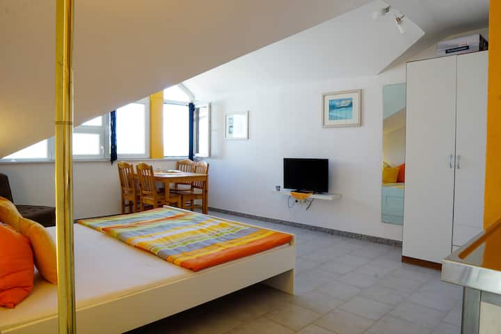 Kleines Appartement Mit Sonnenterrasse - Krk