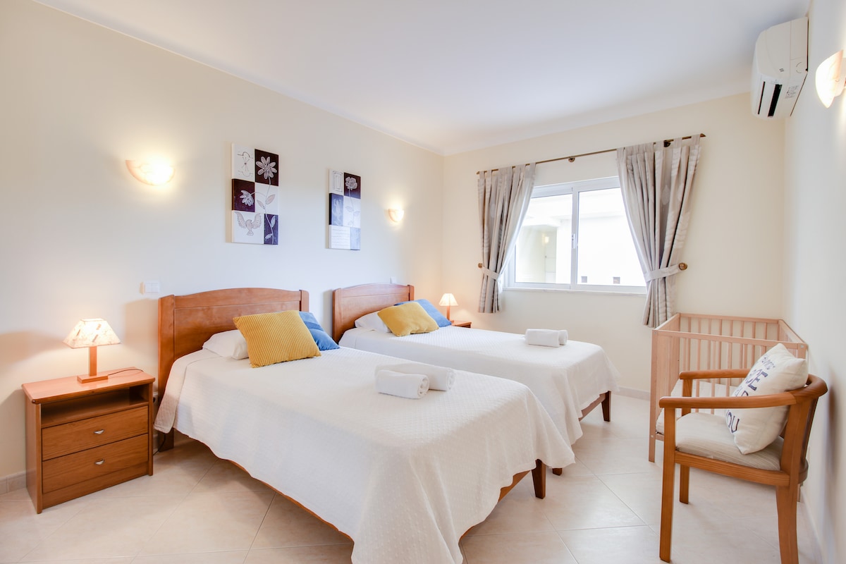 Dormitorio con dos camas individuales