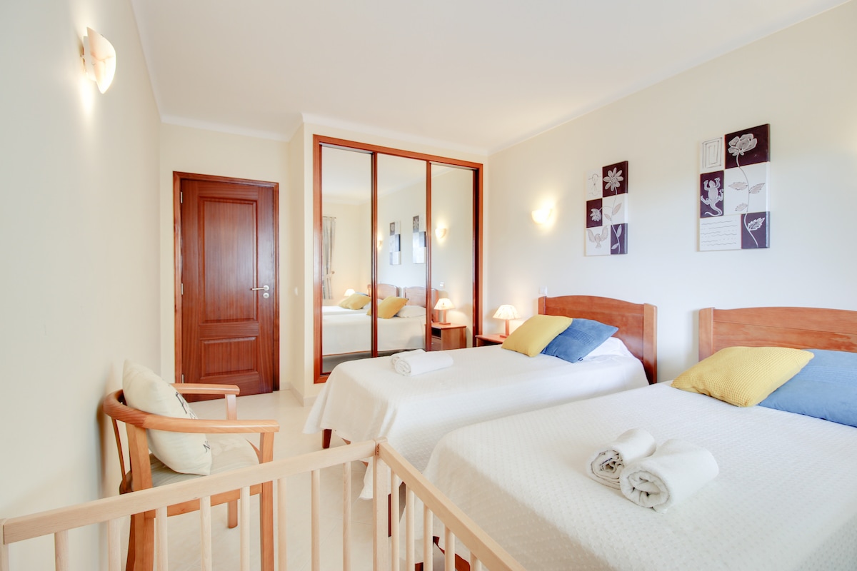 Dormitorio con dos camas individuales