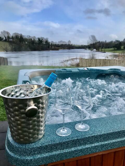 Cottage w/ Hot tub on the banks of the River Erne
