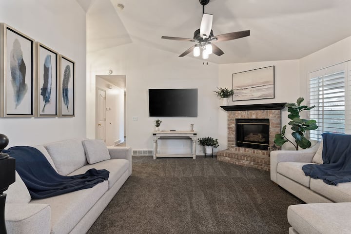 Fun & Spacious Family Oasis + Hot Tub + Ping-pong - South Jordan, UT