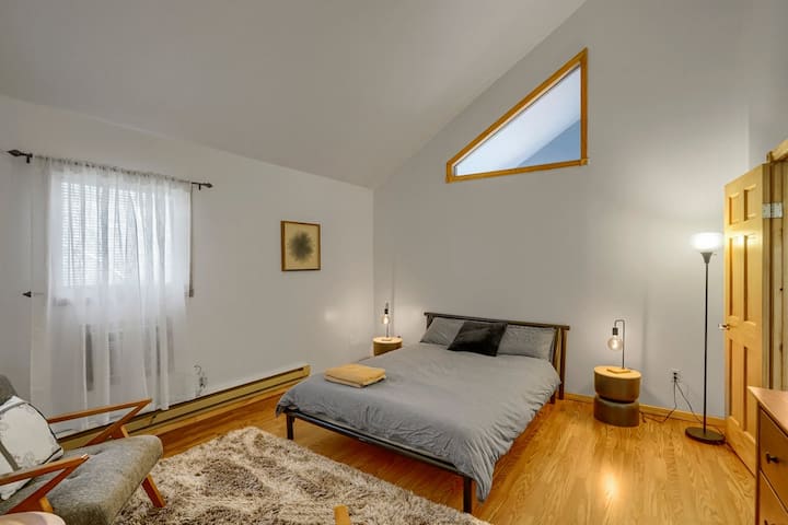 Უზარმაზარი მთავარი საძინებელი მეორე სართულზე 