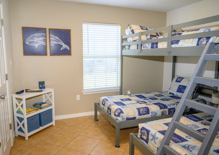 Full size bed on top, 2 twin beds below