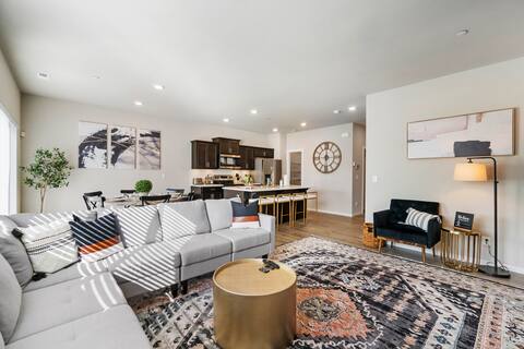 New, 5 Bedrooms, Large Theater Room, Kid-Friendly