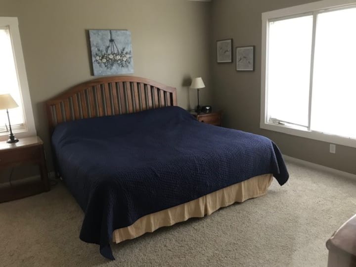 Suite king size à l'étage, bleue