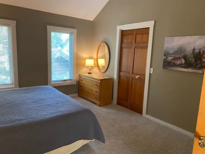 Suite king size à l'étage, gris