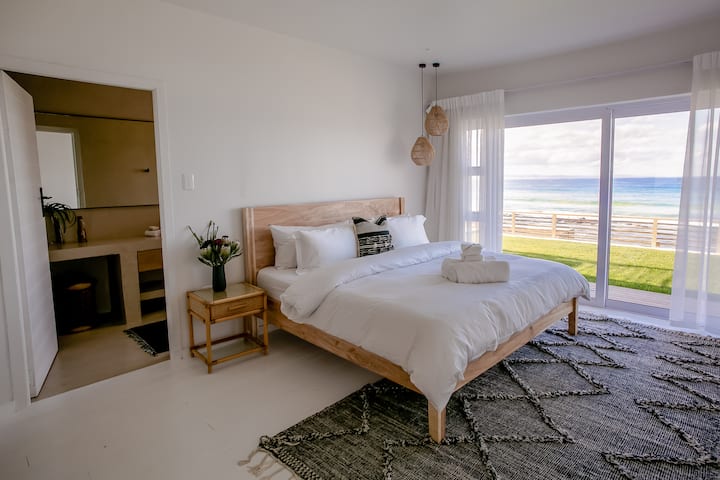 Მთავარ საძინებელში არის დიდი ზომის საწოლი და სააბაზანო. 