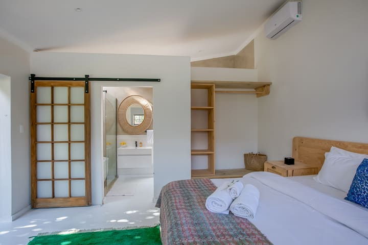 Სასტუმრო კოტეჯში არის დიდი ზომის საწოლი, ცალკე სააბაზანო აბაზანით და საშხაპით და მინი-სამზარეულო. 