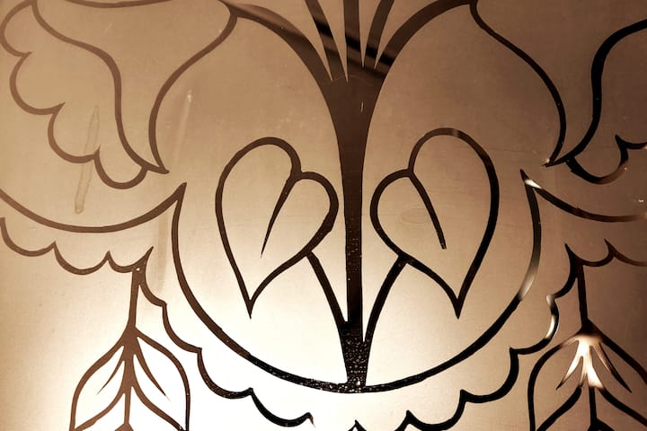 Modernistiske detaljer.
Røget glas til original kilde fra 1906.