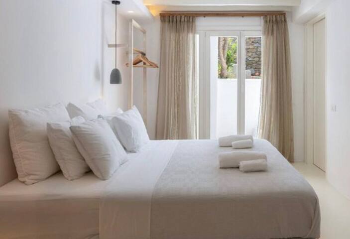 Full sea view 5 bedrooms luxury Villa in town gallery image 3