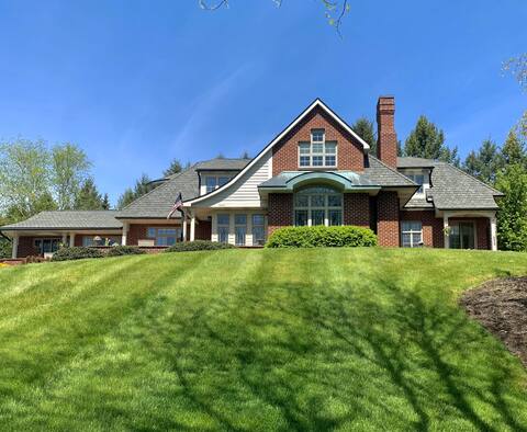 Lux Living: 5 bdrms, 5.5 baths, 3 mi from stadium!