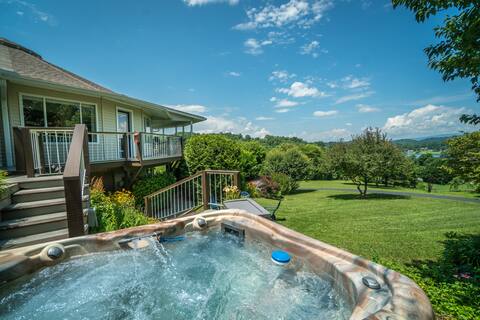 Round House Lake & Mountain Sunset Views w Hot Tub
