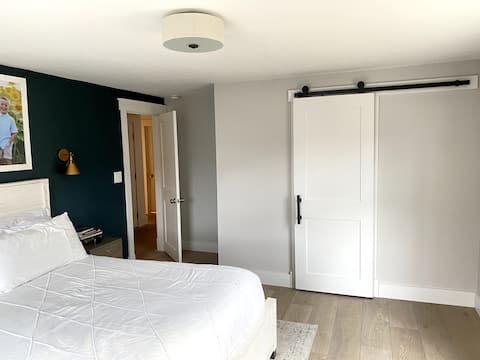 Bright, comfortable home close to train + Salem