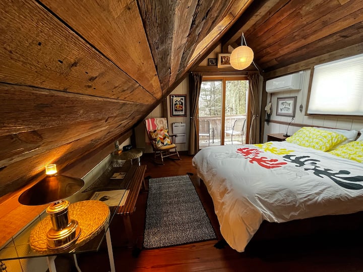 غرفة النوم في الطابق العلوي. السقف مغطى بخشب السياج القديم الخاص بنا.
