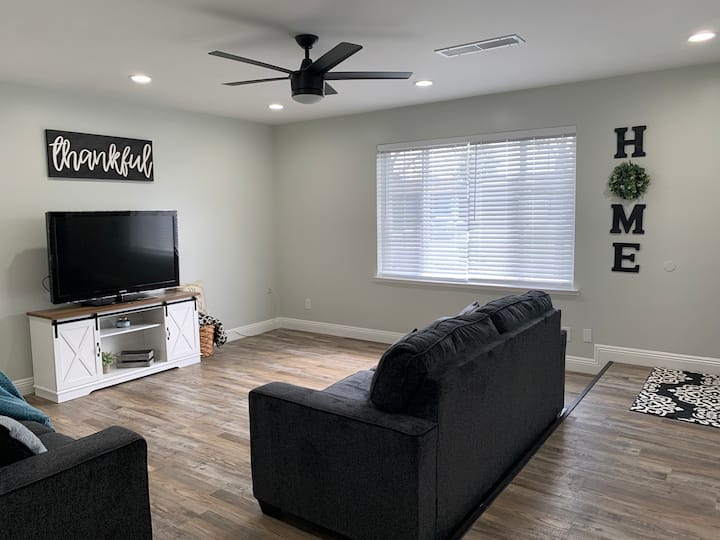 Toto je pohľad na obývaciu izbu z kuchyne/chodby. Okno s výhľadom na dvor.  