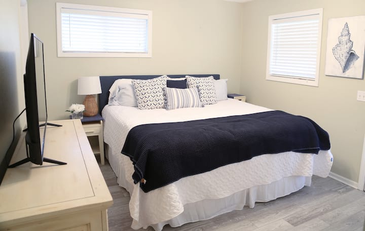 ห้องนอนใหญ่พร้อมห้องน้ำในตัวชั้น 2