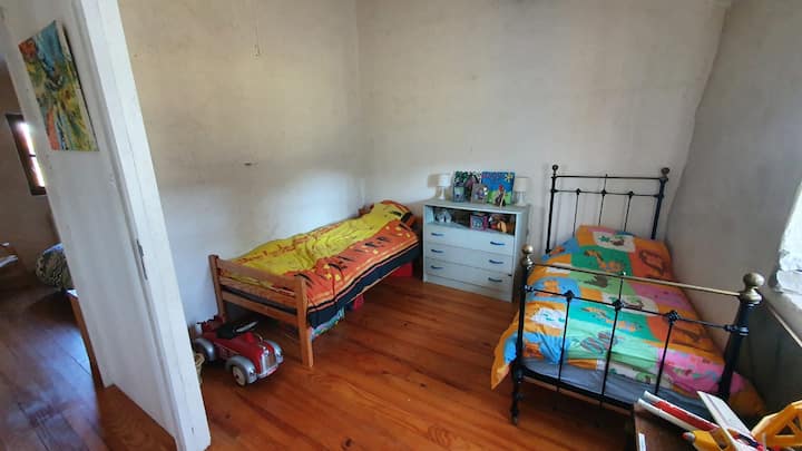 Detská spálňa s 1 90 x 190 lôžkom a detskou posteľou