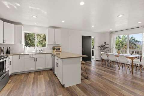 Mountain retreat, with private running creek!