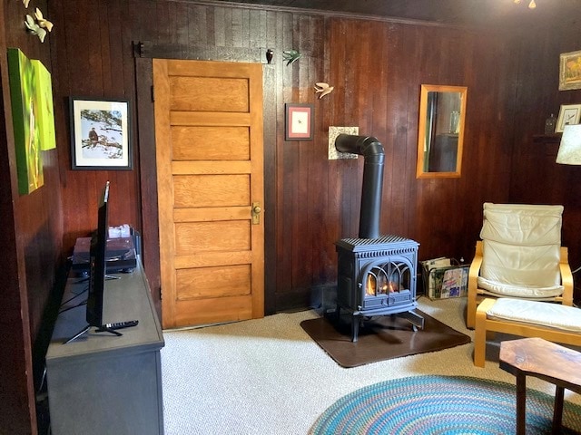 Salon avec télévision et une cuisinière confortable pour vous garder au chaud en hiver