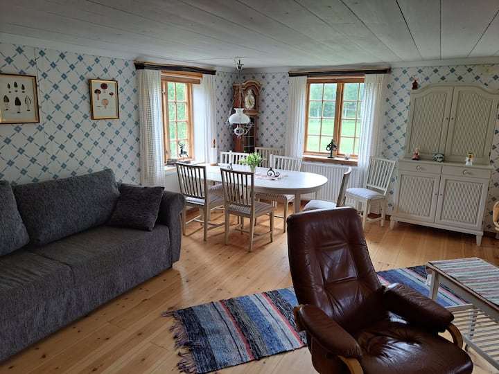 Sjönära 1800-talsgård Med Ostört Läge - Sweden