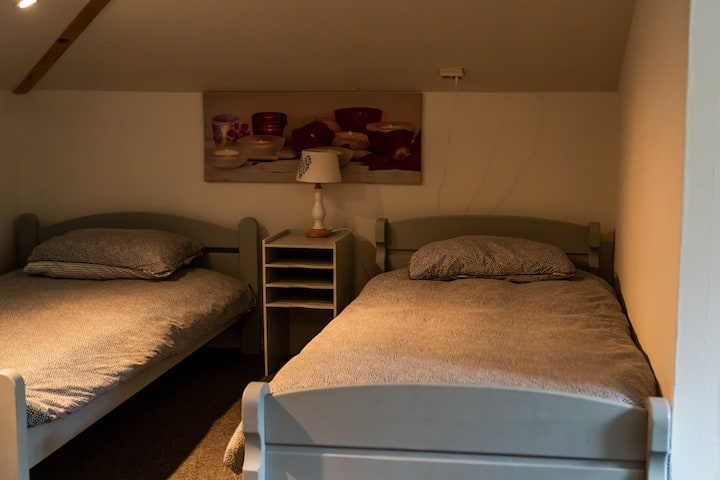 Საძინებელი 1-ლი სართული 2 ერთადგილიანი საწოლით