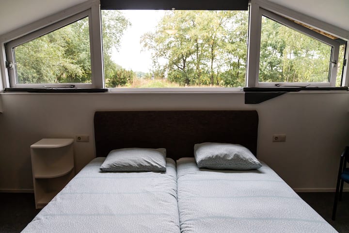 Დიდი საძინებელი 1-ლი სართული ორადგილიანი საწოლით