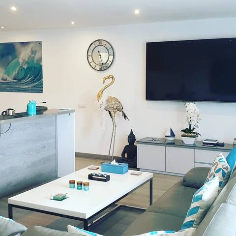 Large Luxury beachfront 3 bedroom apartment