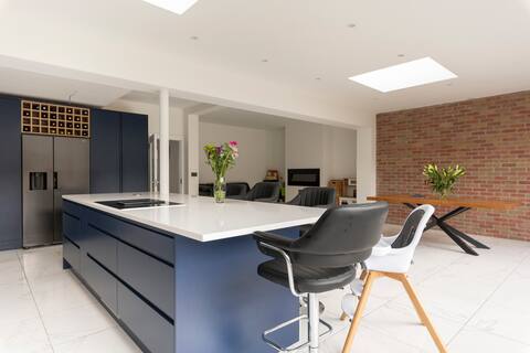 Newly Renovated 4 bedroom family home with Garden