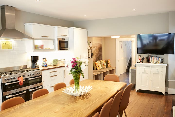 Cosy Home-Sleeps 10 -City 15 mins walk/Tram 2 Mins