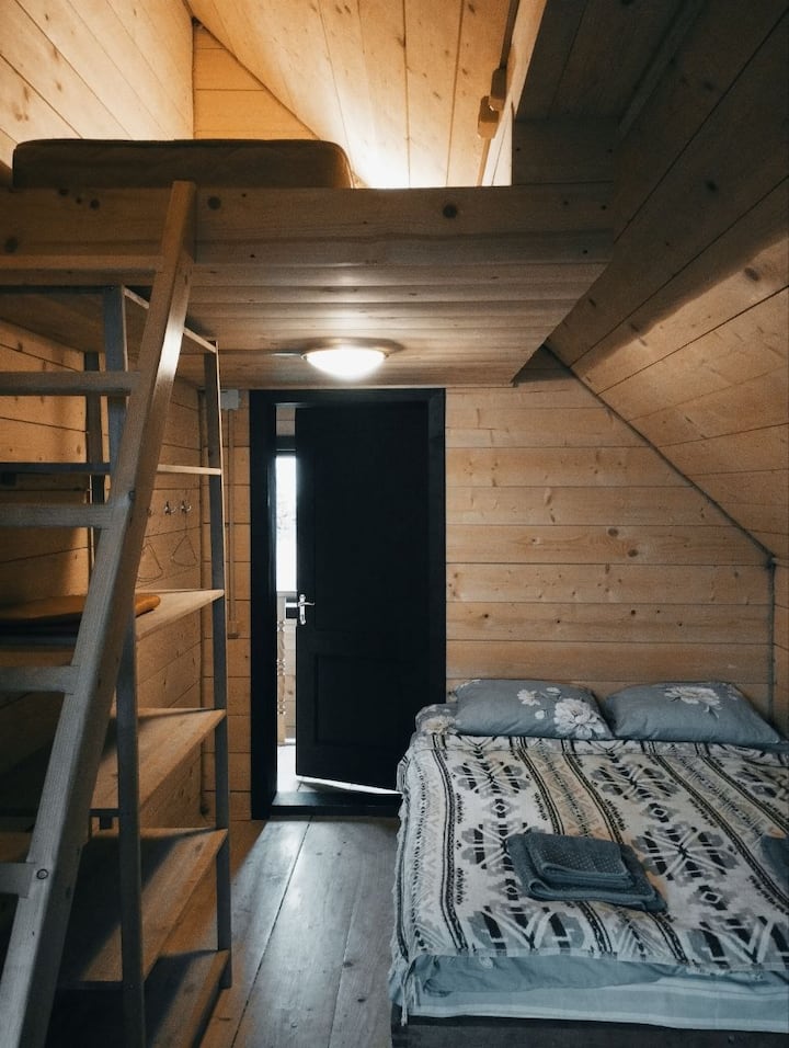 Спальня 1. Двохмісне ліжко внизу і одномісний матрас на другому поверсі (вхід по драбинці зліва)