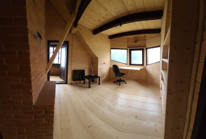 Спальня 2/кабінет. Спальні місця знаходять наверху, вхід драбиною (зліва на фото). Є вихід на відкриту веранду. На відкритій веранді в літній період є ще одне додаткове односпальне місце.