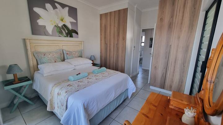 Dormitorio principal con amplio BIC y perchas para que puedas desempacar y sentirte como en casa