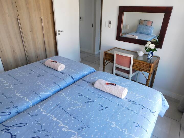 Vestidor/ escritorio en el dormitorio de invitados, que se puede utilizar como estación de trabajo dedicada