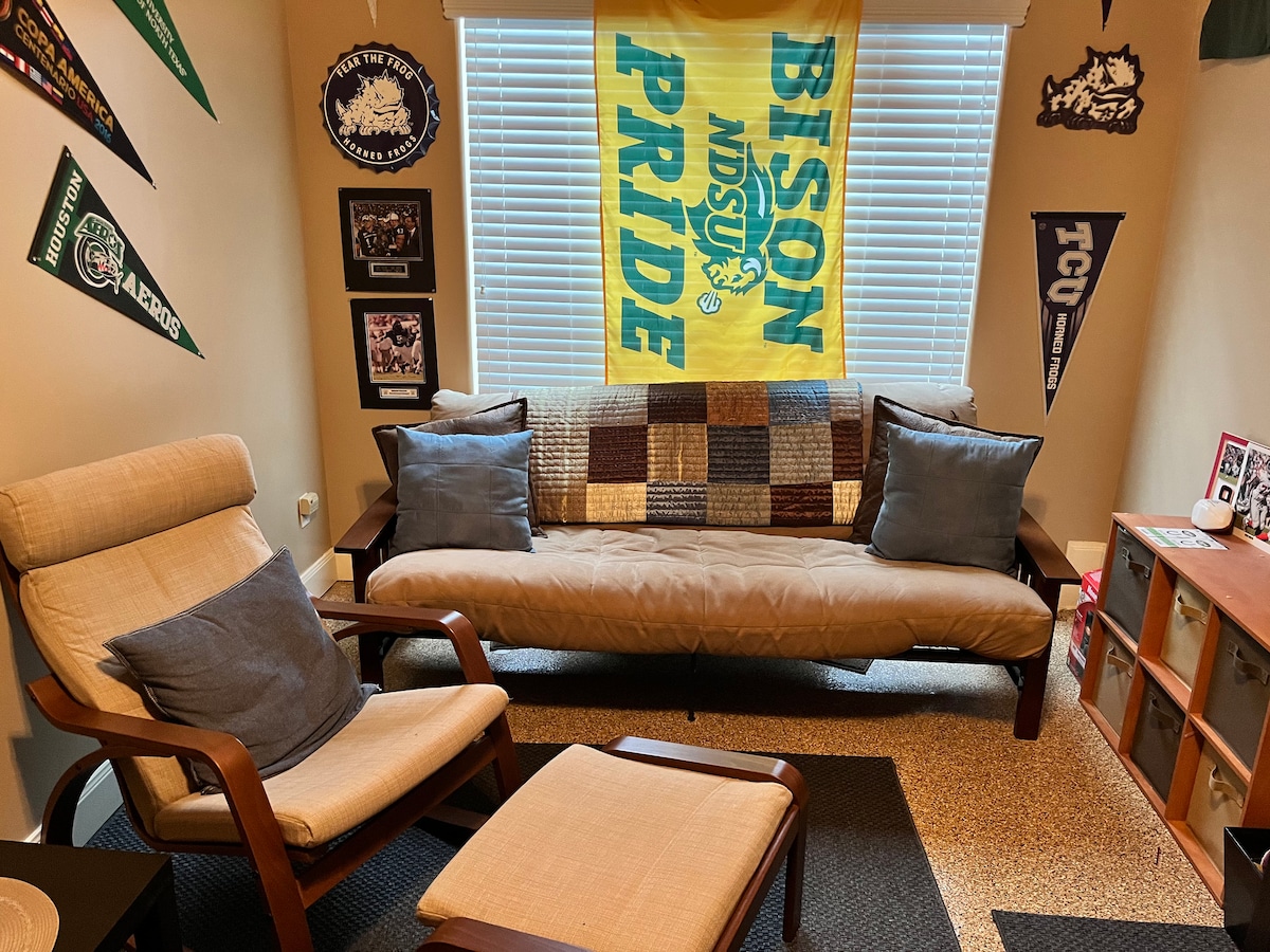 Има футон и достапен воздушен кревет Serta. 55” телевизор