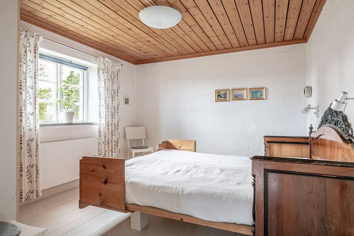 חדר שינה. מיטה זוגית חדשה בגודל 2x 90 ס"מ. 
המיטות הוחלפו בשנת 2022. 