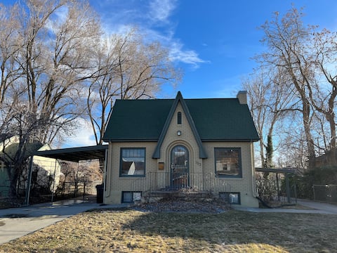 Cozy Vintage Cottage off Main