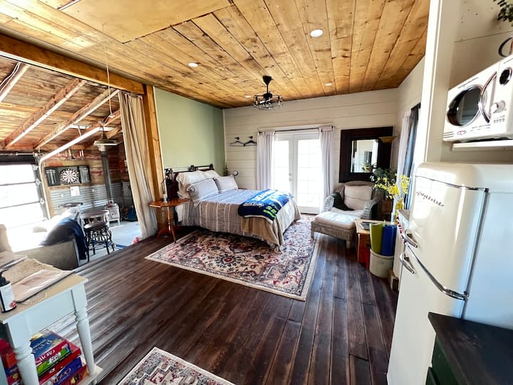 כל הרצפות, הקירות והתקרות מקוריות לאסם בן 115 השנים הזה. 