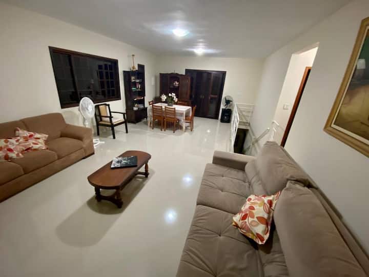 Соба на вториот кат со 1 подвижен кауч и 1 кауч на спуштање.