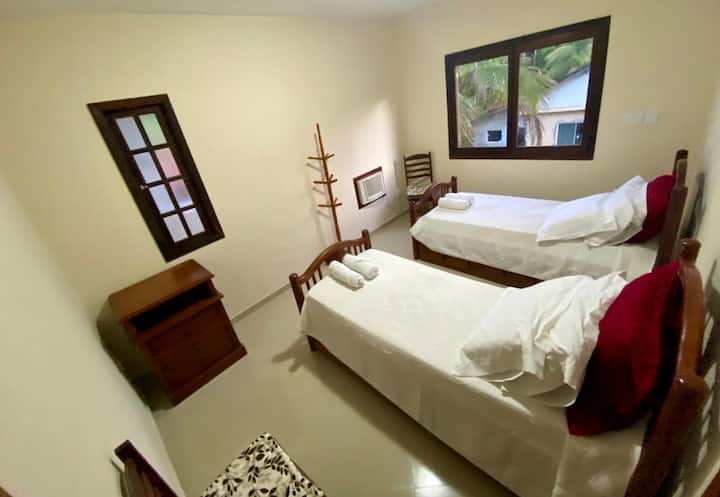 СОБА 5: 4 крпи, 1 гардеробер со 3 фиоки, 1 гардеробер, 1 клима уред и 
1 вентилатор.
