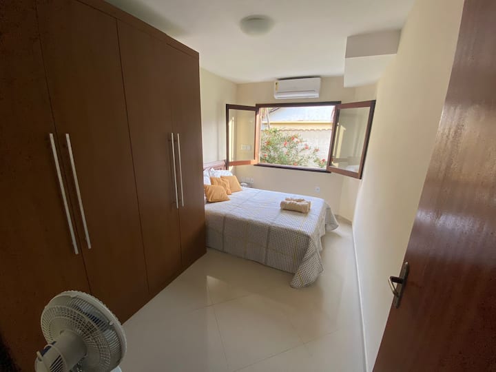 СПАЛНА СОБА 2: 1 брачен кревет, 1 чаршаф за покривање на креветот, 1 чаршаф за да се покрие, 1 прекривка за да се покрие, 2 перници со навлака за перници, 3 перници...
