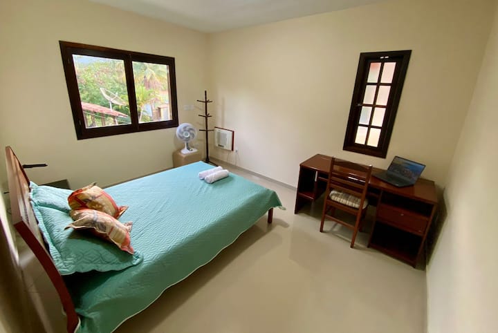 СПАЛНА СОБА 4 – Домашна канцеларија: 1 брачен кревет, 1 чаршаф за покривање на креветот, 1 чаршаф за да се покрие, 1 прекривка за да се покрие, 2 перници со навлака за перница, 3 перници...
