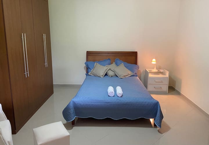 СПАЛНА СОБА 3: 1 брачен кревет, 1 чаршаф за покривање на креветот, 1 чаршаф за да се покрие, 1 прекривка за да се покрие, 2 перници со навлака за перници, 3 перници...
