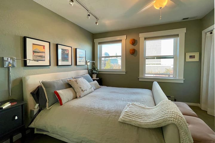 חדר שינה עם ארון וילונות לבגדים. (טלוויזיה 43אינץ 'על השידה מאחורי וילון)