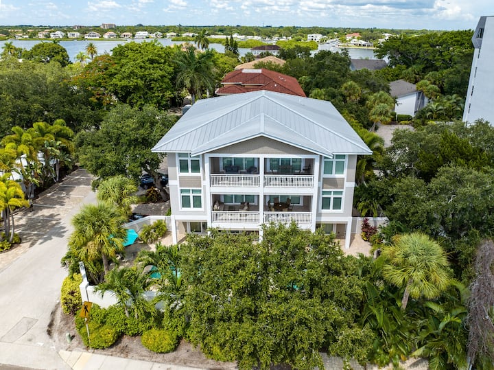 Modern VIP LUXE Siesta Key Home for Larger Groups Houses for Rent in