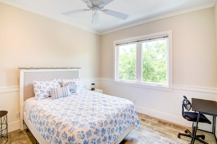 غرفة نوم رقم4 بسرير بمقاس كبير بمساحة مكتب