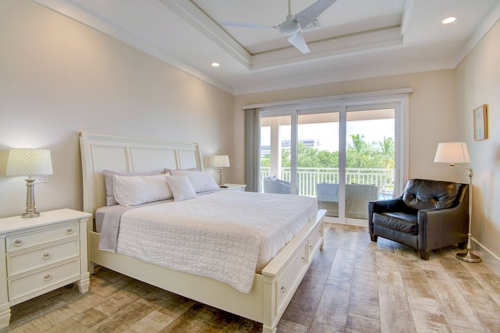 غرفة نوم رئيسية مع تلفزيون ذكي وحوض استحمام يشبه المنتجع الصحي ودش وخزانة ملابس