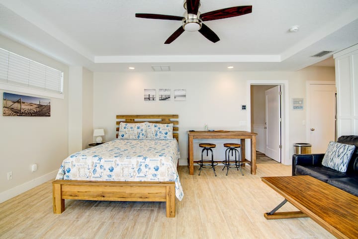 غرفة النوم رقم5 في الطابق الأول بسرير بحجم ملكي وسرير أريكة وسرير POOL - VIEW وحمام ومطبخ صغير