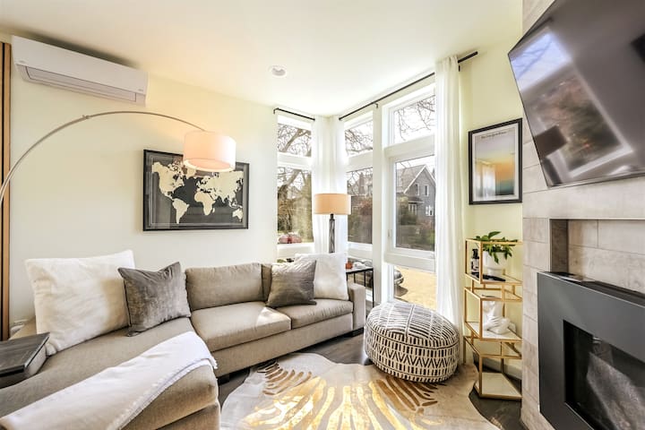 Modern 3 Bedroom in Queen Anne with Rooftop + AC
