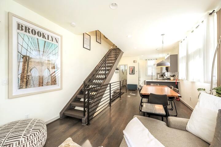 Modern 3 Bedroom in Queen Anne with Rooftop + AC gallery image 3