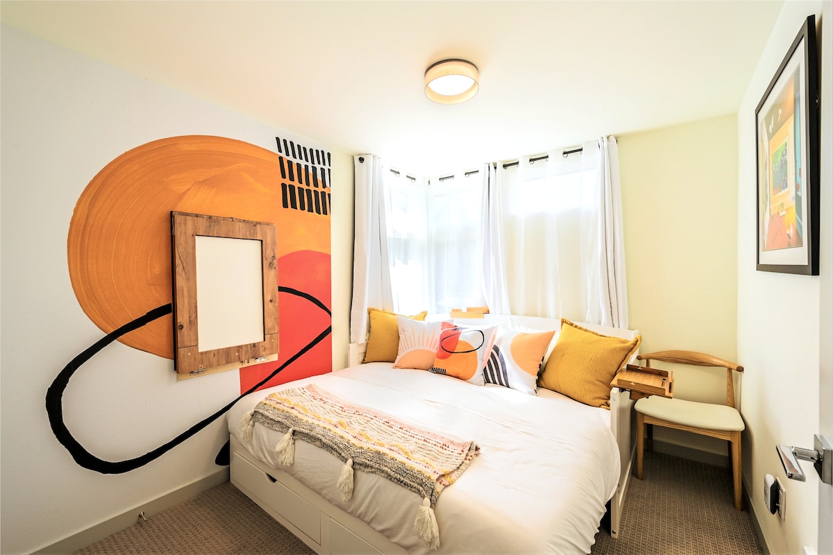 Spálňa pre hostí s priestrannou priestrannou posteľou na prízemí (1. poschodie)